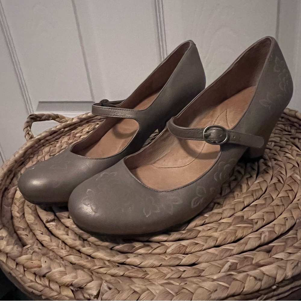 Naya Taupe Mary Jane Women's Shoes Size 9.5